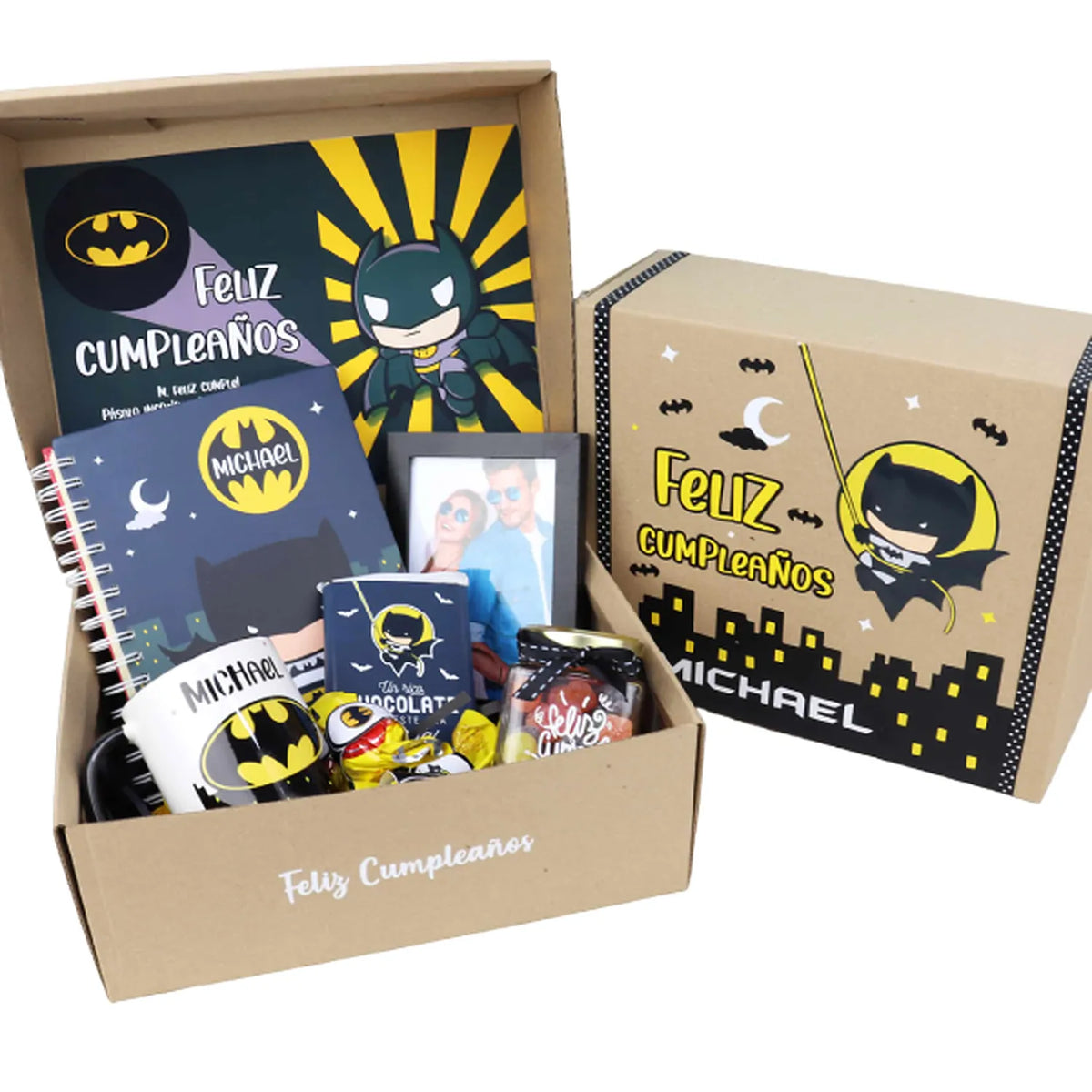 Pack de regalo en caja de cartón con tazas, dulces, portaretratos, blocks y chocolates. Regalo personalizado de temática Batman