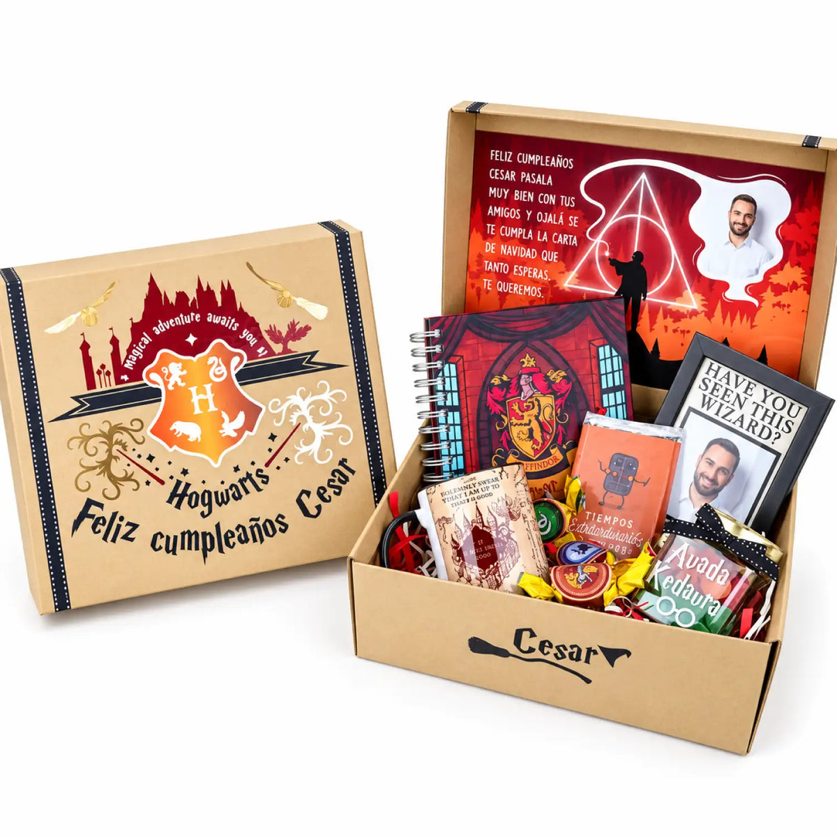Pack de regalo en caja de cartón con tazas, dulces, portaretratos, blocks y chocolates. Regalo personalizado de temática Hogwatrts de harry potter