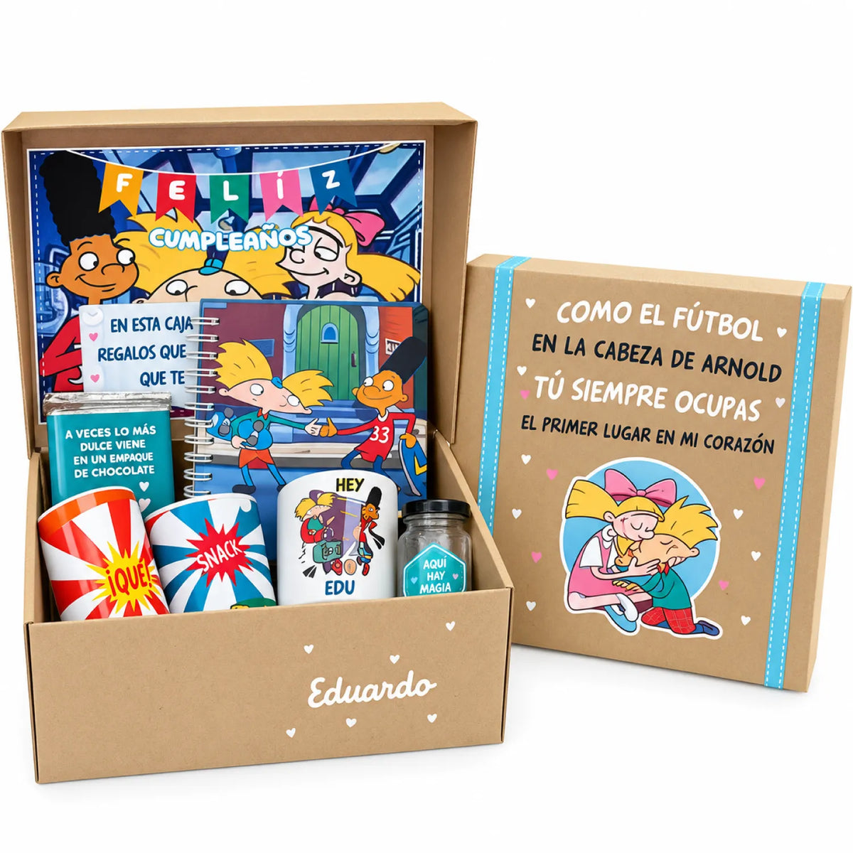 Pack de regalo en caja de cartón con tazas, dulces, portaretratos, blocks y chocolates. Regalo personalizado de temática hey arnold