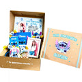 Pack de regalo en caja de cartón con tazas, dulces, portaretratos, blocks y chocolates. Regalo personalizado de temática de lilo y stitch