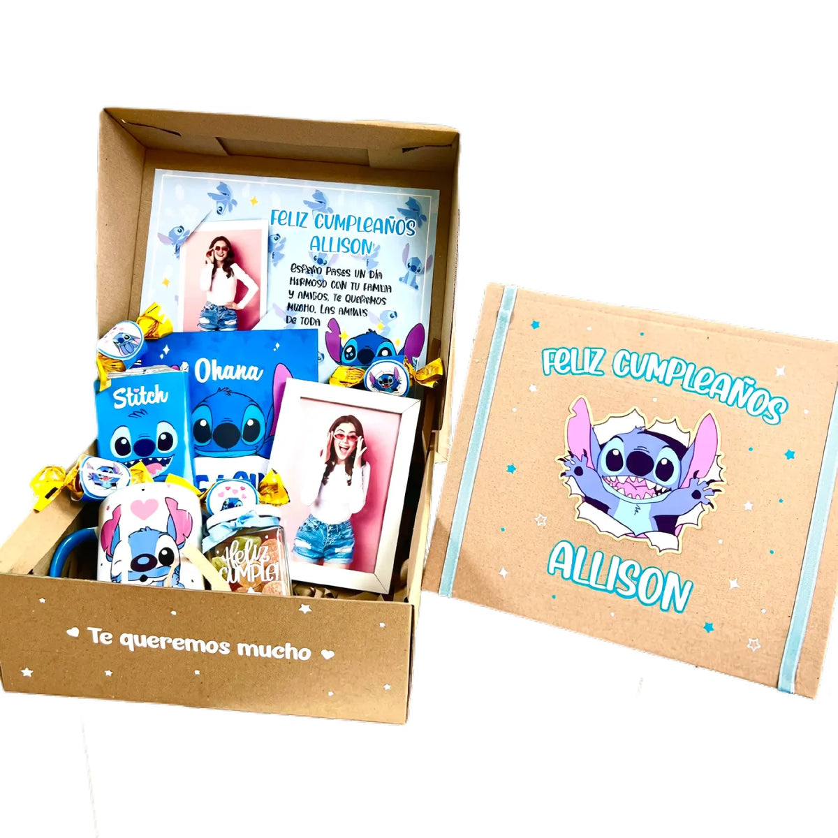 Pack de regalo en caja de cartón con tazas, dulces, portaretratos, blocks y chocolates. Regalo personalizado de temática de lilo y stitch