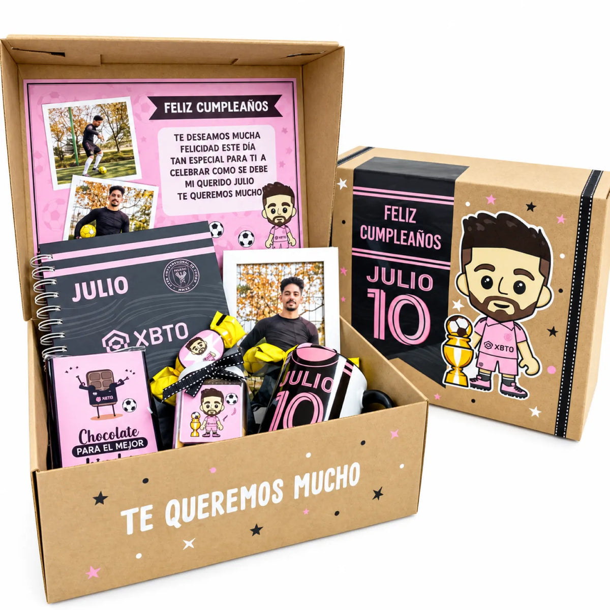 Pack de regalo en caja de cartón con tazas, dulces, portaretratos, blocks y chocolates. Regalo personalizado de temática Messi
