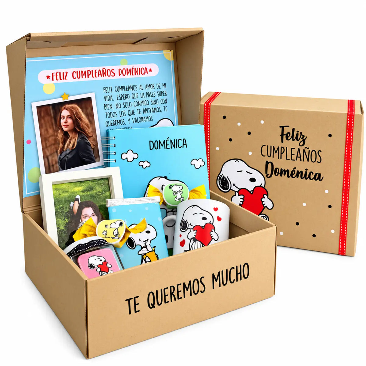 Pack de regalo en caja de cartón con tazas, dulces, portaretratos, blocks y chocolates. Regalo personalizado de temática Snoopy