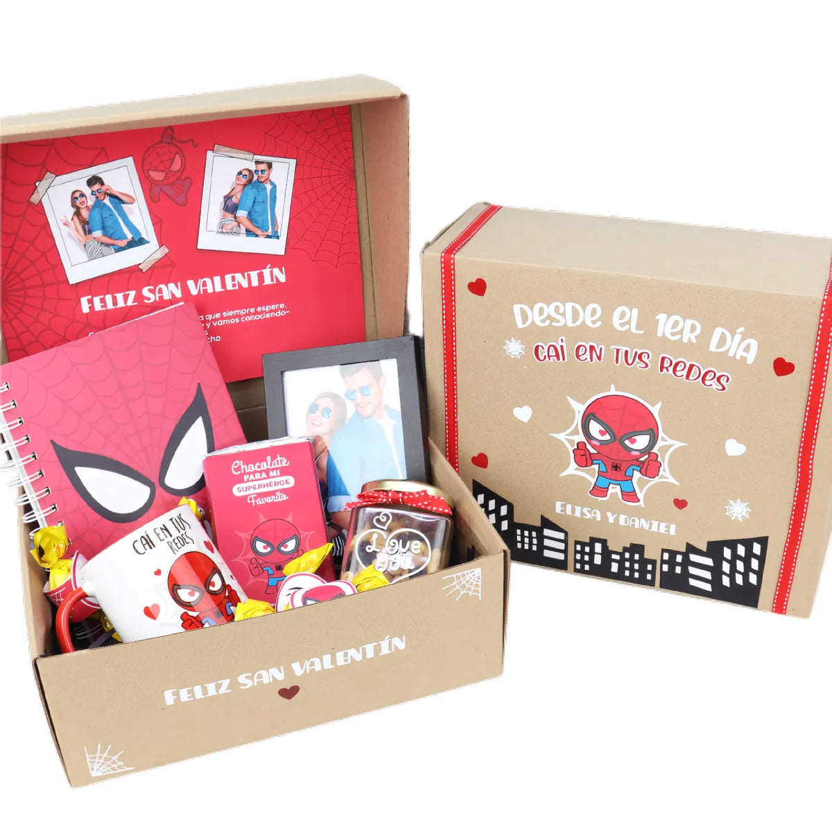 Pack de regalo en caja de cartón con tazas, dulces, portaretratos, blocks y chocolates. Regalo personalizado de temática Spider man
