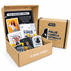 Pack de regalo en caja de cartón con tazas, dulces, portaretratos, blocks y chocolates. Regalo personalizado de temática Star Wars