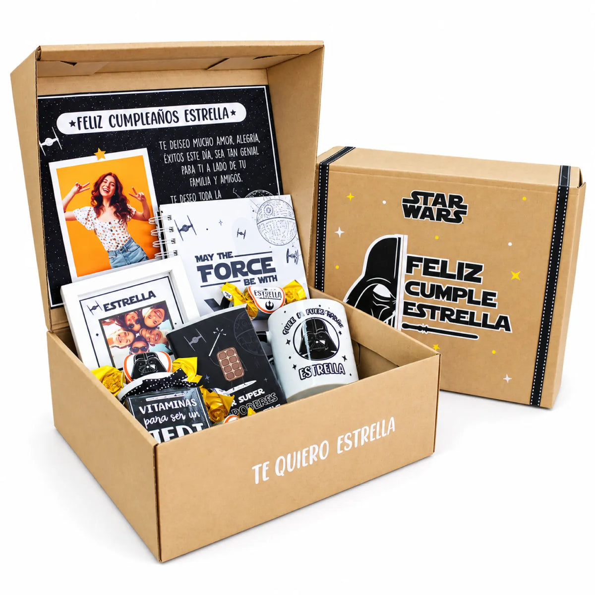 Pack de regalo en caja de cartón con tazas, dulces, portaretratos, blocks y chocolates. Regalo personalizado de temática Star Wars