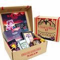 Pack de regalo en caja de cartón con tazas, dulces, portaretratos, blocks y chocolates. Regalo personalizado de temática Stranger Things