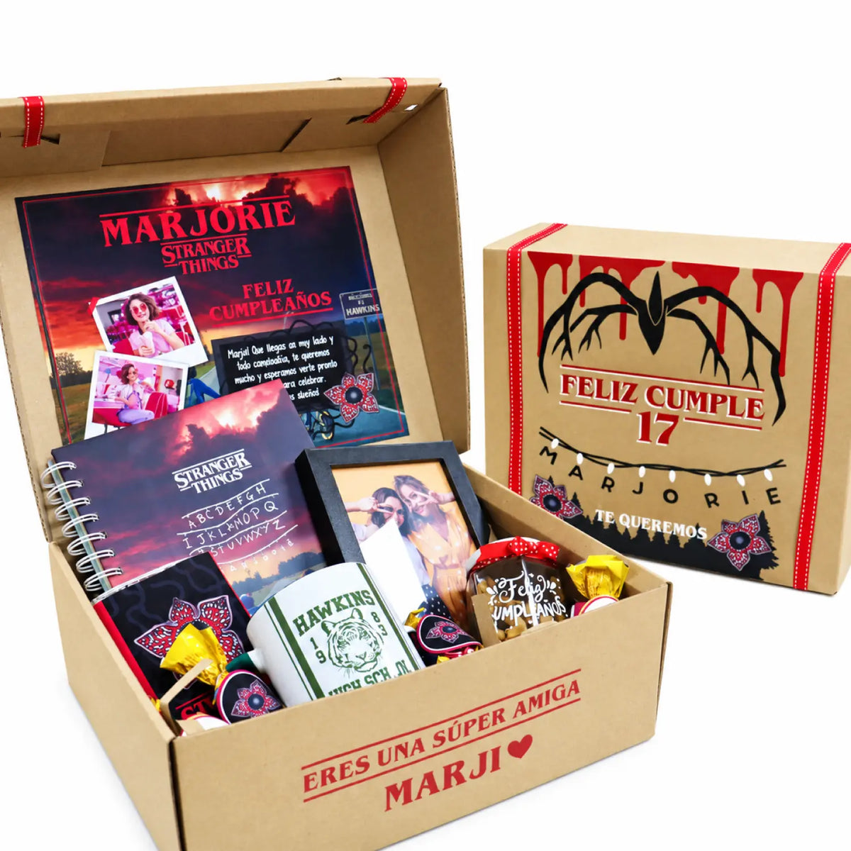 Pack de regalo en caja de cartón con tazas, dulces, portaretratos, blocks y chocolates. Regalo personalizado de temática Stranger Things